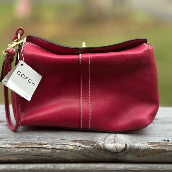 Coach Handbags - COACH NEW Turnlock Leather Wristlet Magenta in great condition vintage NWT